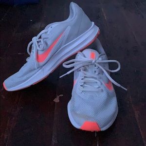 nike women’s tennis shoes